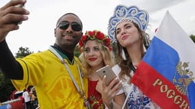 Des supportes russes et un supporter brésilien, lors de la coupe du monde en Russie, le 14 juin 2018.