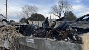Les restes du bâtiment incendiés. 