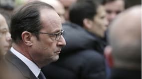 La France fera le nécessaire pour que les responsables soient arrêtés", a assuré François Hollande sur les lieux de la fusillade à Charlie Hebdo.