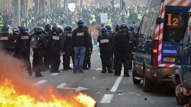 Les forces de l'ordre font face aux manifestants lors de la quatrième journée mobilisation des gilets jaunes à Paris, le 8 décembre 2018