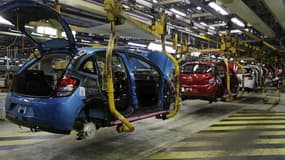 Le coup d'envoi de la restructuration chez PSA Peugeot Citroën a été retardé d'au moins une semaine en raison d'une nouvelle action en justice contre le plan social. /Photo d'archives/REUTERS/Jacky Naegelen