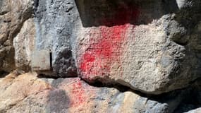 Une plainte a été déposée après la découvert de peinture rouge sur la Pierre Ecrite.