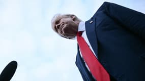 Le président américain Donald Trump s'adresse à la presse après avoir débarqué d'Air Force One à son arrivée à l'aéroport de Prestwick, au sud de Glasgow, le 25 juillet 2025, lors du premier jour de sa visite au Royaume-Uni.