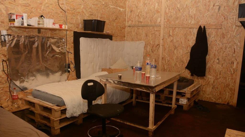 L'aménagement de l'entrepôt où ont été découverts des plans de cannabis, à Morette (Isère), lundi 3 juillet