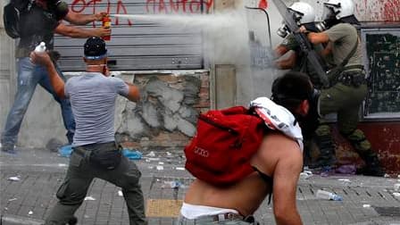 Des heurts ont opposé des policiers grecs à des manifestants aux abords du parlement aux premières heures de jeudi, à Athènes, à quelques heures d'un nouveau vote décisif, portant sur les modalités de mise en oeuvre du plan d'austérité dont le principe a