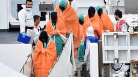 Les migrants survivants, à leur arrivée ce lundi à Catane, en Sicile. 