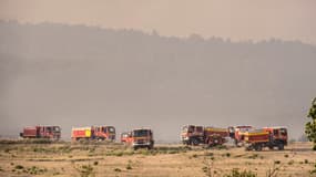 Les sapeurs-pompiers font face à l'incendie à Fabrezan, dans l'Aude, le 24 juillet 2021.