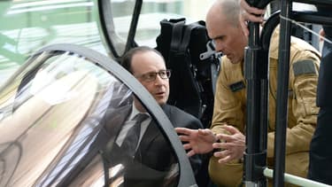 François Hollande dans le cockpit d'un Rafale.