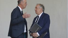 Le ministre français de l'Economie Eric Lombard (g) s'entretient avec le Premier ministre français François Bayrou après le conseil des ministres hebdomadaire au palais de l'Elysée à Paris, le 2 juillet 2025