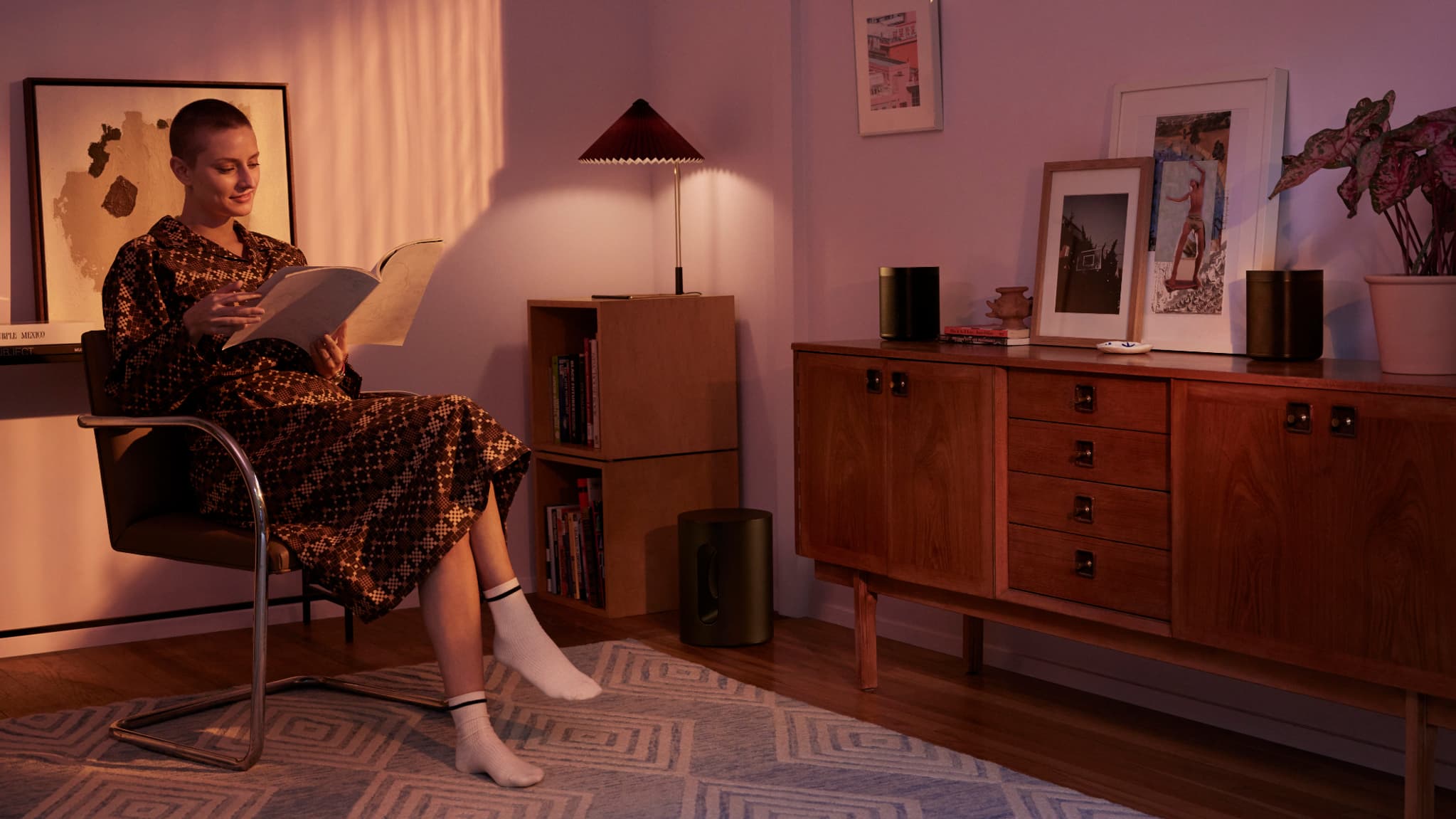 Le Sub Mini peut être associé à deux enceintes Sonos One pour amplifier l'installation stéréo ou faire du multiroom. Le Sub Mini peut être associé à deux enceintes Sonos One pour amplifier l'installation stéréo ou faire du multiroom.