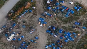 Cette photo aérienne prise le 16 septembre 2023 depuis un avion de la police française aux frontières (PAF) montre des tentes de migrants dans un camp à la périphérie de la ville de Calais, dans le nord de la France.