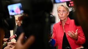La Première ministre Elisabeth Borne s'exprime devant la presse le 6 septembre 2022 lors de l'inauguration d'un commissariat à Paris 