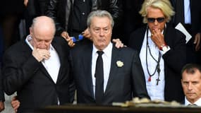 Alain Delon (au centre) et Véronique de Villèle (à droite) à l'enterrement de Mireille Darc en septembre 2019.