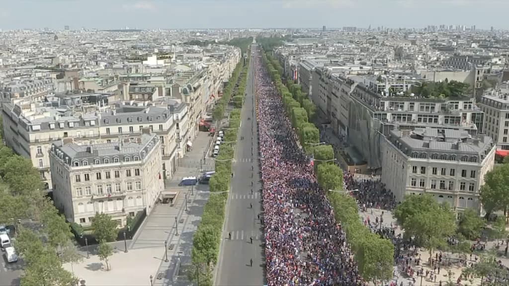 L'impressionnante liesse populaire présente sur les Champs-Elysées ce lundi après midi, deux heures avant la remontée des Bleus.
