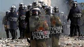 Heurts entre policiers et manifestants devant le parlement grec à Athènes. Les grévistes promettent de paralyser la Grèce pour la deuxième journée consécutive, ce jeudi, tandis que les députés s'apprêtent à voter article par article le nouveau plan d'aust