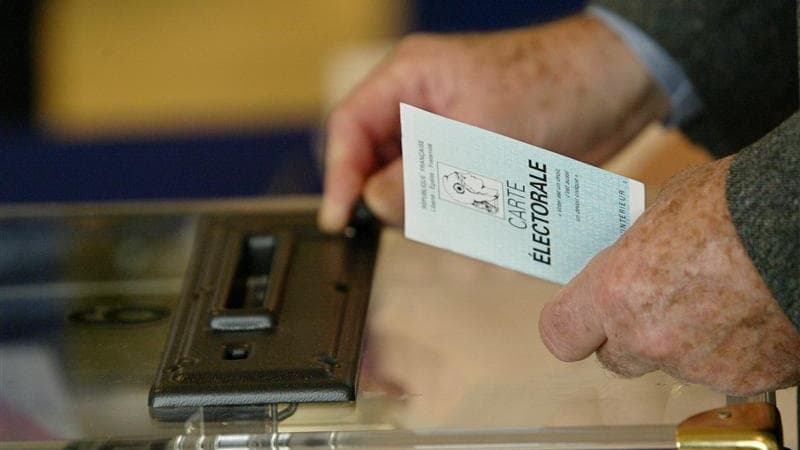 Malgré l'entrée en campagne de Nicolas Sarkozy, le candidat PS François Hollande maintient avec 32% des intentions de vote au premier tour son avance sur le chef de l'Etat, qui reste stable à 25% des voix, selon le sondage mensuel Ipsos-Logica pour France
