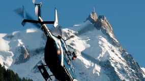 Hélicoptère de la gendarmerie décollant de Chamonix, au pied du Mont-Blanc.