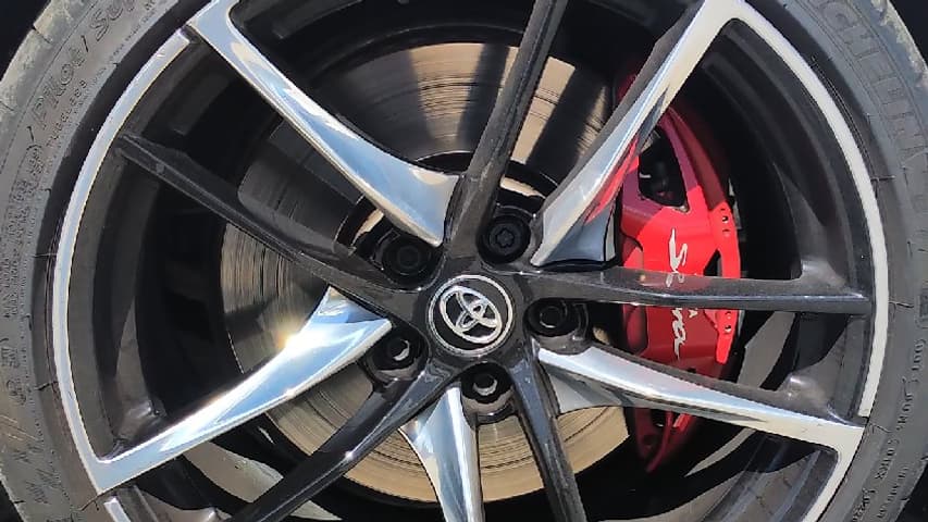 La monte pneumatique, à base de Michelin Pilot Super Sport, participe grandement aussi au dynamisme de l’auto, offrant à la fois grip et liberté de mouvement.