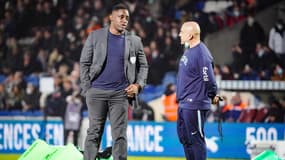 Yannick Nyanga en pleine discussion avec Laurent Travers