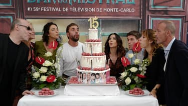 Les acteurs de Plus belle la vie fêtant les 15 ans de la série.
