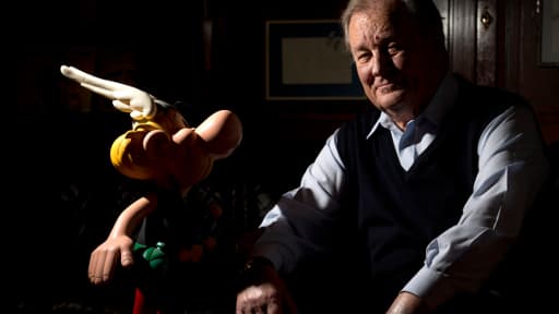 Albert Uderzo avec son "fils de papier" Astérix, le 10 octobre dernier à Neuilly-sur-Seine.