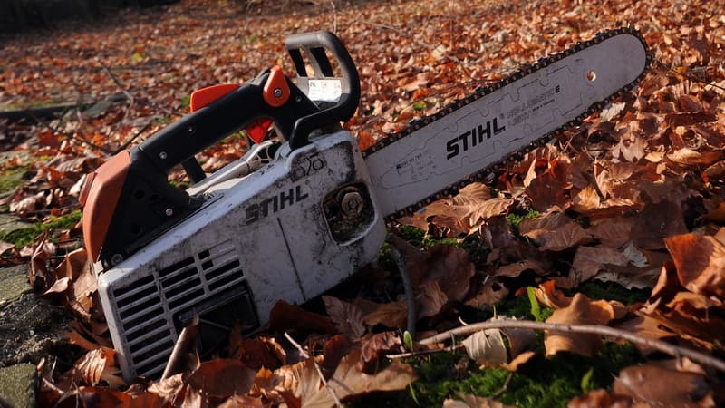 L'Autorité de la concurrence sanctionne Stihl pour avoir interdit, en pratique, entre 2006 et 2017, la vente en ligne de produits comme les tronçonneuses ou débroussailleuses sur les sites internet de ses distributeurs.