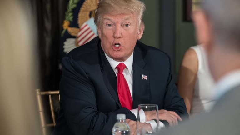Le président des Etats-Unis Donald Trump lors d'une réunion avec des membre de son administration le 08 août 2017 dans le New Jersey