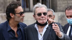 Alain Delon et son fils Anthony aux funérailles de Jean-Paul Belmondo le 10 septembre 2021 à Paris