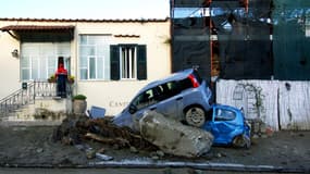 Les secours s'activent au lendemain d'un glissement de terrain survenu à Casamicciola Terme sur l'île d'Ischia, en Italie, le 27 novembre 2022