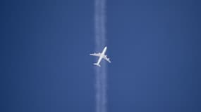 L'avion a été forcé d'atterrir en urgence. 