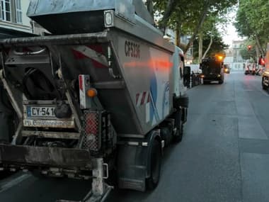 Un camion de poubelle sur le boulevard Eugène-Pierre de Marseille (Bouches-du-Rhône) lors du nettoyage des trottoirs dans le quartier du Camas en mai 2023.