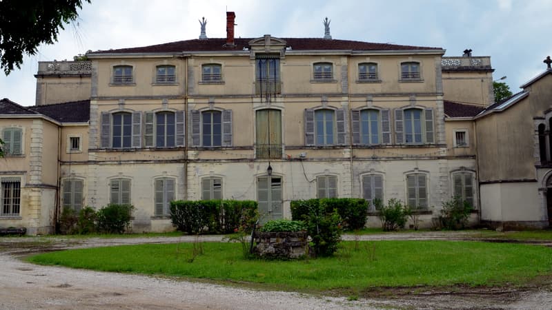 Le château de Saint-Maurice-de-Rémens en 2014.