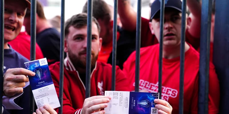 Des supporters de Liverpool coincés derrière les barrières du Stade de France, le 28 mai 2022.