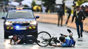 Un CRS intercepte un cycliste amateur tentant de franchir la ligne d'arrivée du Tour de France à Valence le 23 juillet 2024