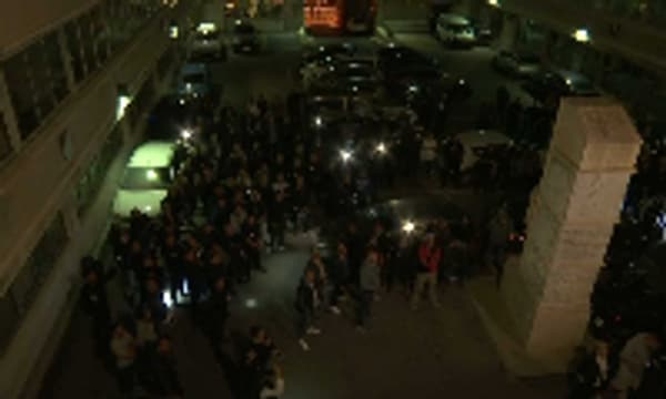 A Marseille, quelque 200 policiers sont venus soutenir leurs collègues convoqués. A Marseille, quelque 200 policiers sont venus soutenir leurs collègues convoqués.