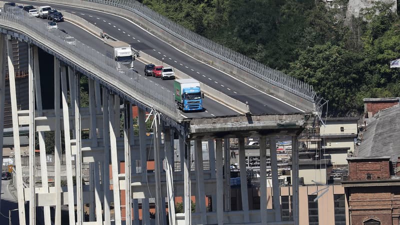 Une photo prise le 15 août 2018 montre des véhicules abandonnés sur le pont Morandi à Gênes, après que l'effondrement d'une partie de l'édifice a fait 43 morts le 14 août.