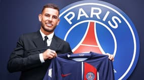 Lucas Hernandez avec le maillot du PSG.