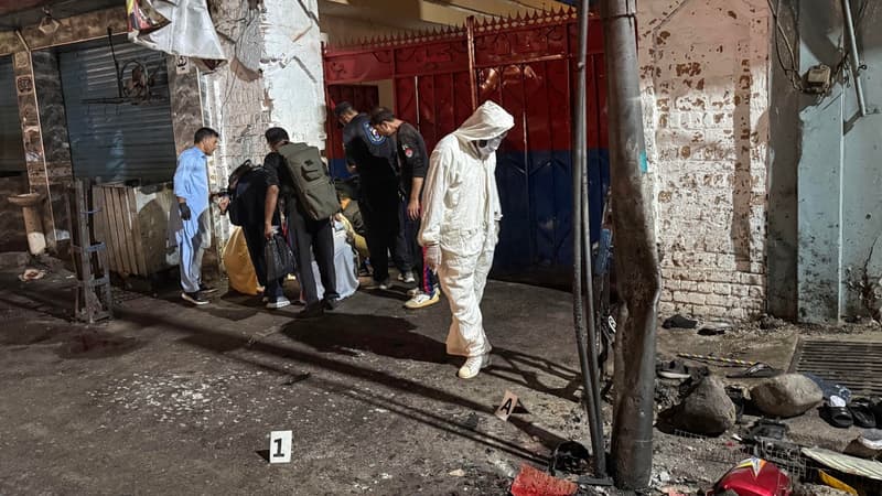 "Un homme a tenté de pénétrer dans le commissariat": un attentat suicide fait 13 morts et une vingtaine de blessés au Pakistan