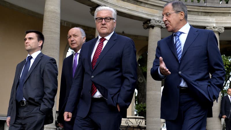 Les ministres des Affaires étrangères ukrainien (à gauche), français, allemand et russe ont dialogué ensemble dimanche soir.