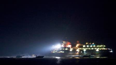 L'un des six navires de la flotille humanitaire en mer Méditerranée. La Turquie, jugeant "inacceptable" l'assaut mené par les Israéliens contre la flottille humanitaire destinée à Gaza, a annulé des manoeuvres militaires conjointes avec les forces israéli