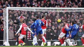 William Saliba marque de la tête sur corner lors du match Arsenal-Chelsea (2-1, Premier League), le 1er mars 2026