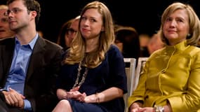 Chelsea Clinton entre sa mère, Hillary et son époux, Marc Mezvinsky, le 24 septembre 2014.