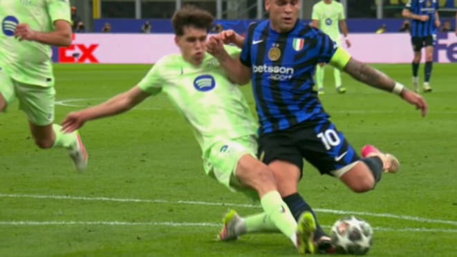Lautaro Martinez taclé par Pau Cubarsi en demi-finale retour de Ligue des champions Inter Milan-Barça, 6 mai 2025 Lautaro Martinez taclé par Pau Cubarsi en demi-finale retour de Ligue des champions Inter Milan-Barça, 6 mai 2025