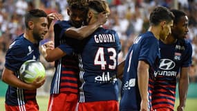 Geubbels félicite Gouiri lors d'un match amical de l'OL face à l'Ajax en juillet 2017