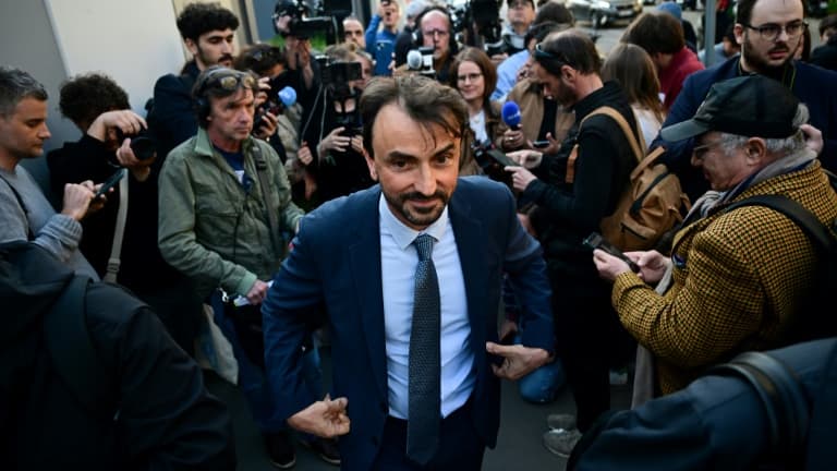 Le maire de Lyon, Grégory Doucet (C), sort après avoir été remis en liberté après plus de 10 heures d'interrogatoire dans le cadre d'une enquête pour détournement de fonds publics, à la préfecture de police de Lyon, le 9 avril 2025 Le maire de Lyon, Grégory Doucet (C), sort après avoir été remis en liberté après plus de 10 heures d'interrogatoire dans le cadre d'une enquête pour détournement de fonds publics, à la préfecture de police de Lyon, le 9 avril 2025