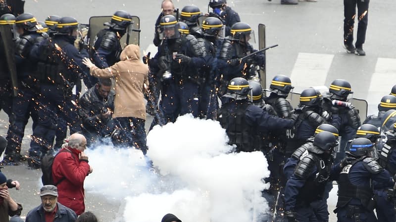 Policiers et manifestants lors de la manifestation contre la loi Travail à Paris, jeudi 28 avril 2016.