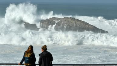 Des vagues sur les rochers du "Port vieux", alors que la tempête Herminia frappe la région, à Biarritz, dans le sud-ouest de la France, le 27 janvier 2025.