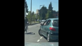 Bloquée dans les bouchons rue Mélanie à Strasbourg, une voiture empiète sur la piste cyclable