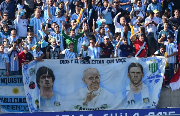 Les supporters de foot argentins affichent fièrement leur amour pour Leo Messi, Diego Maradona et le pape François Les supporters de foot argentins affichent fièrement leur amour pour Leo Messi, Diego Maradona et le pape François
