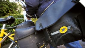 Un facteur distribue le courrier dans une maison à Caen, dans le Calvados, le 24 novembre 2008 (photo d'illustration).